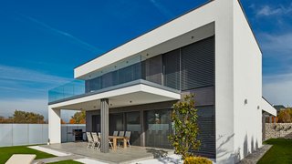 Außenansicht Haus mit Raffstore