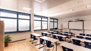 Leeres Klassenzimmer mit Jalousien