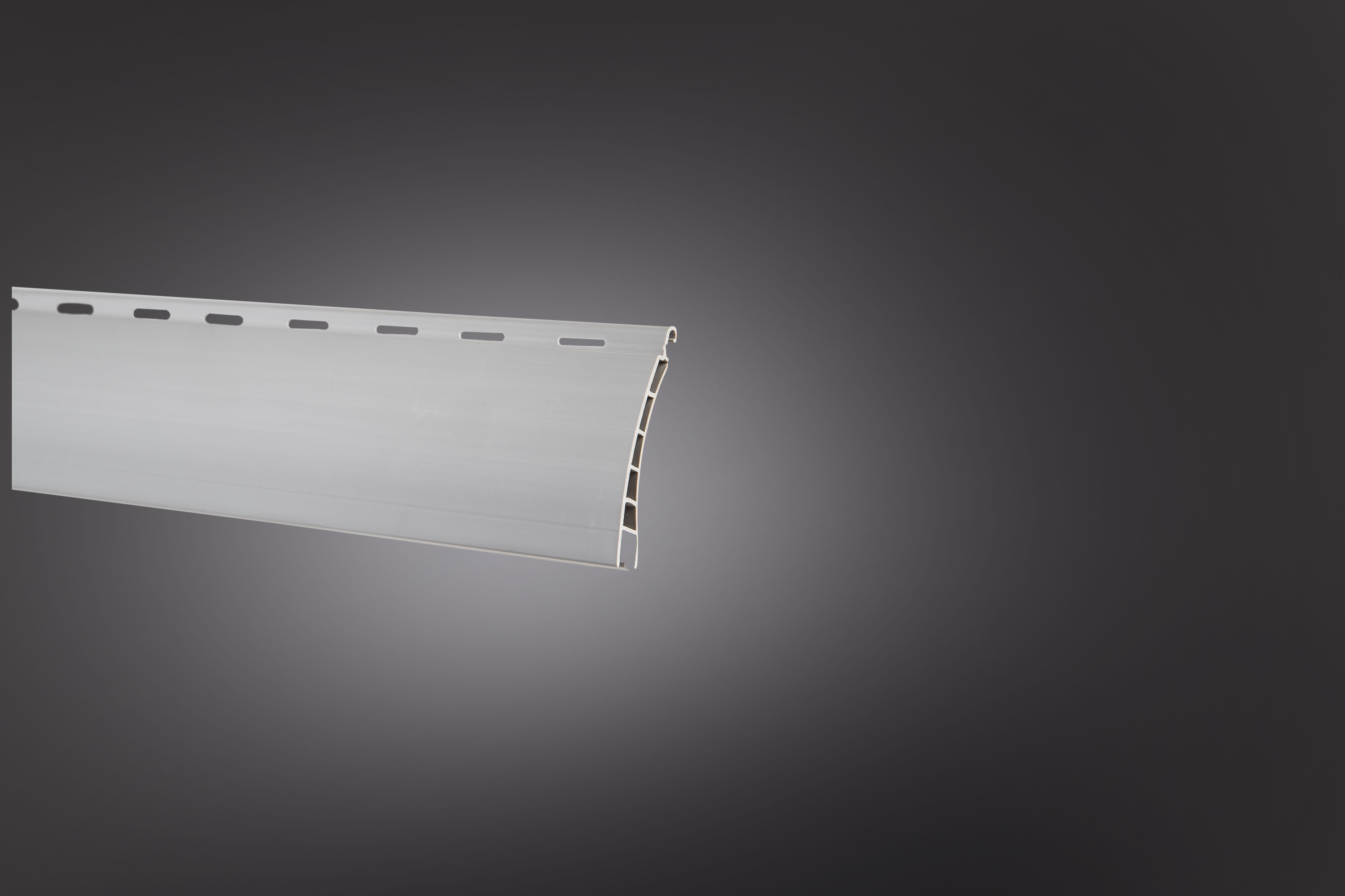 PVC Lamelle vor dunklem Hintergrund