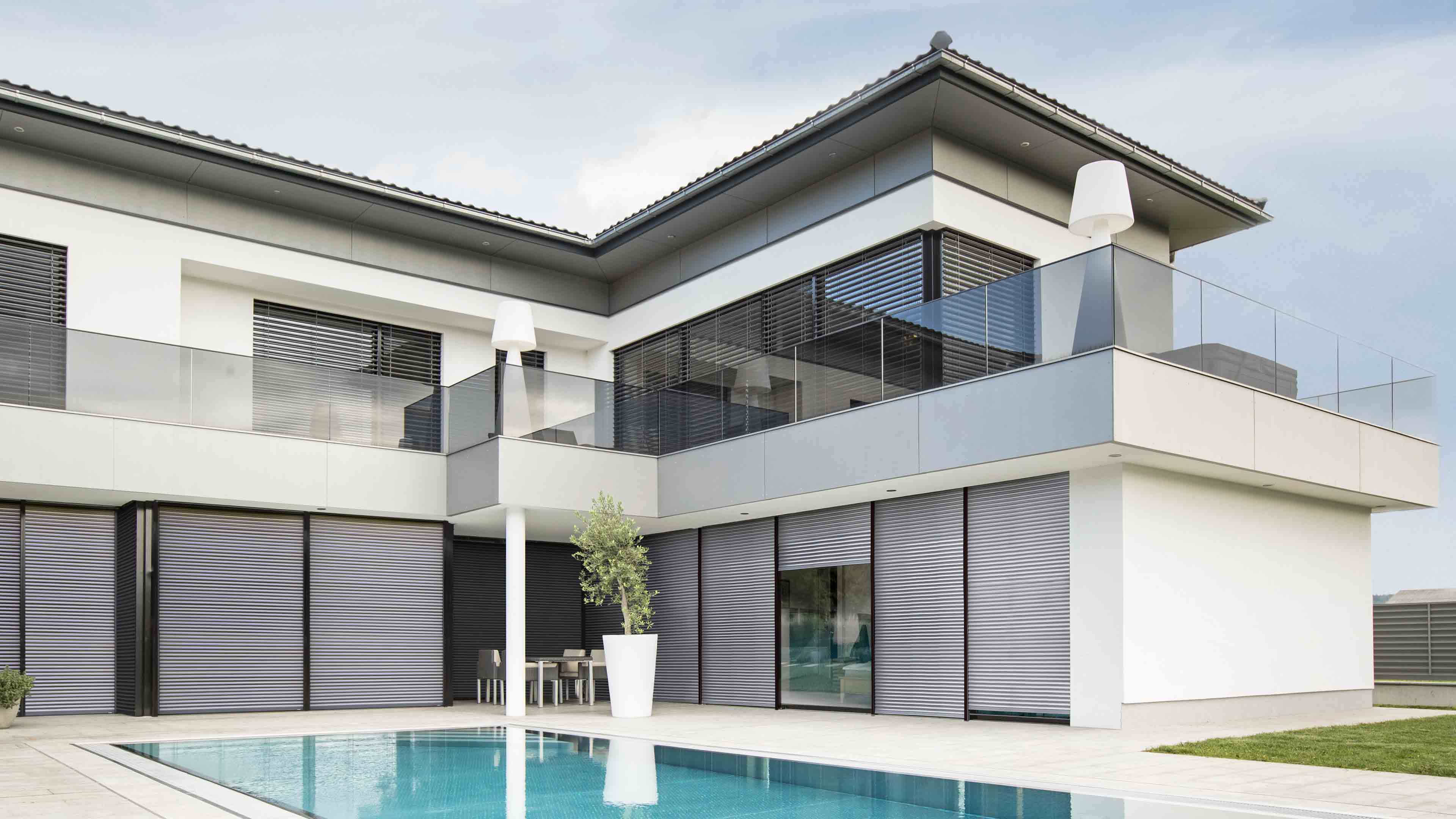 Haus mit Raffstoren und Rollläden kombiniert