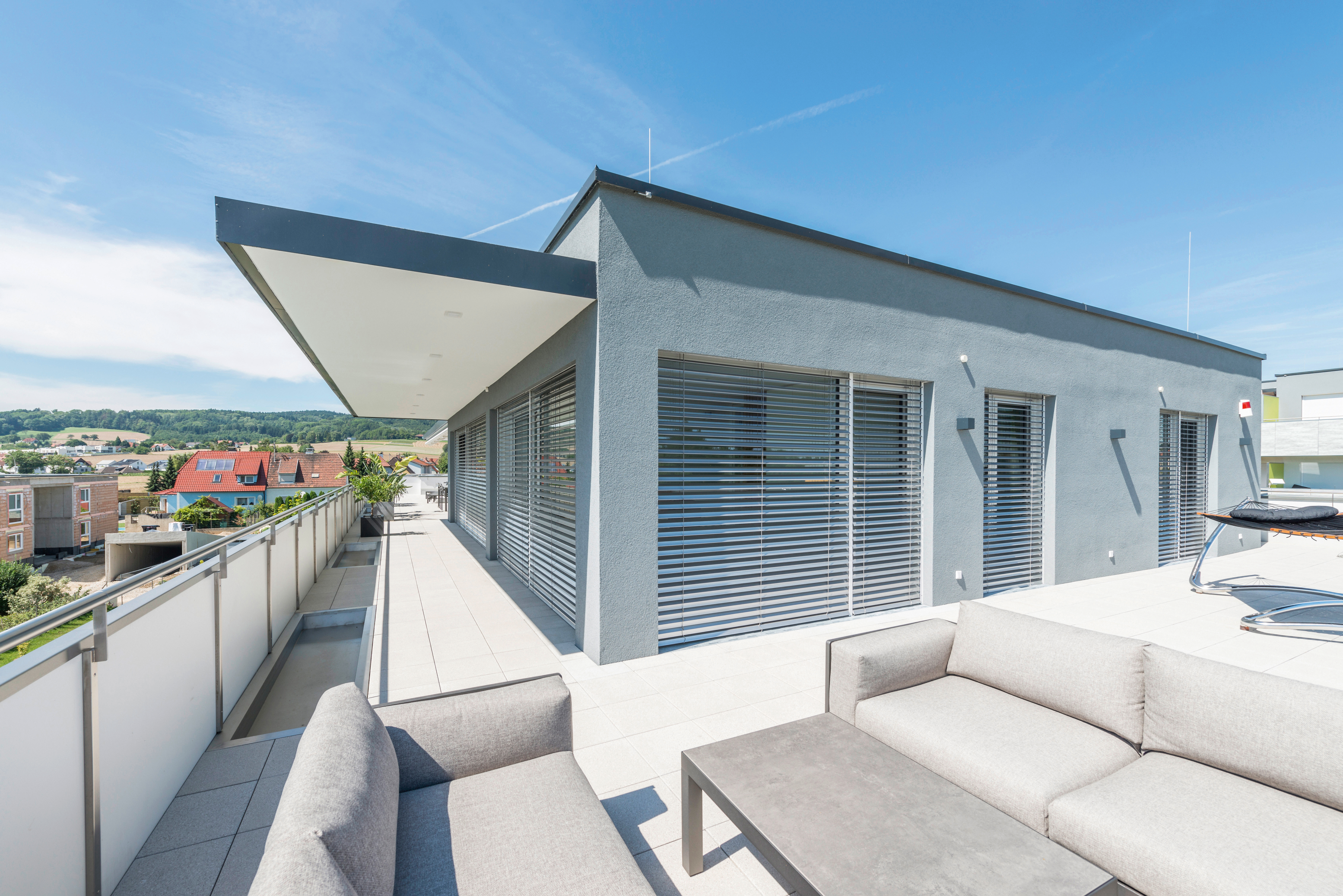 Haus mit Glasfront und Jalousien