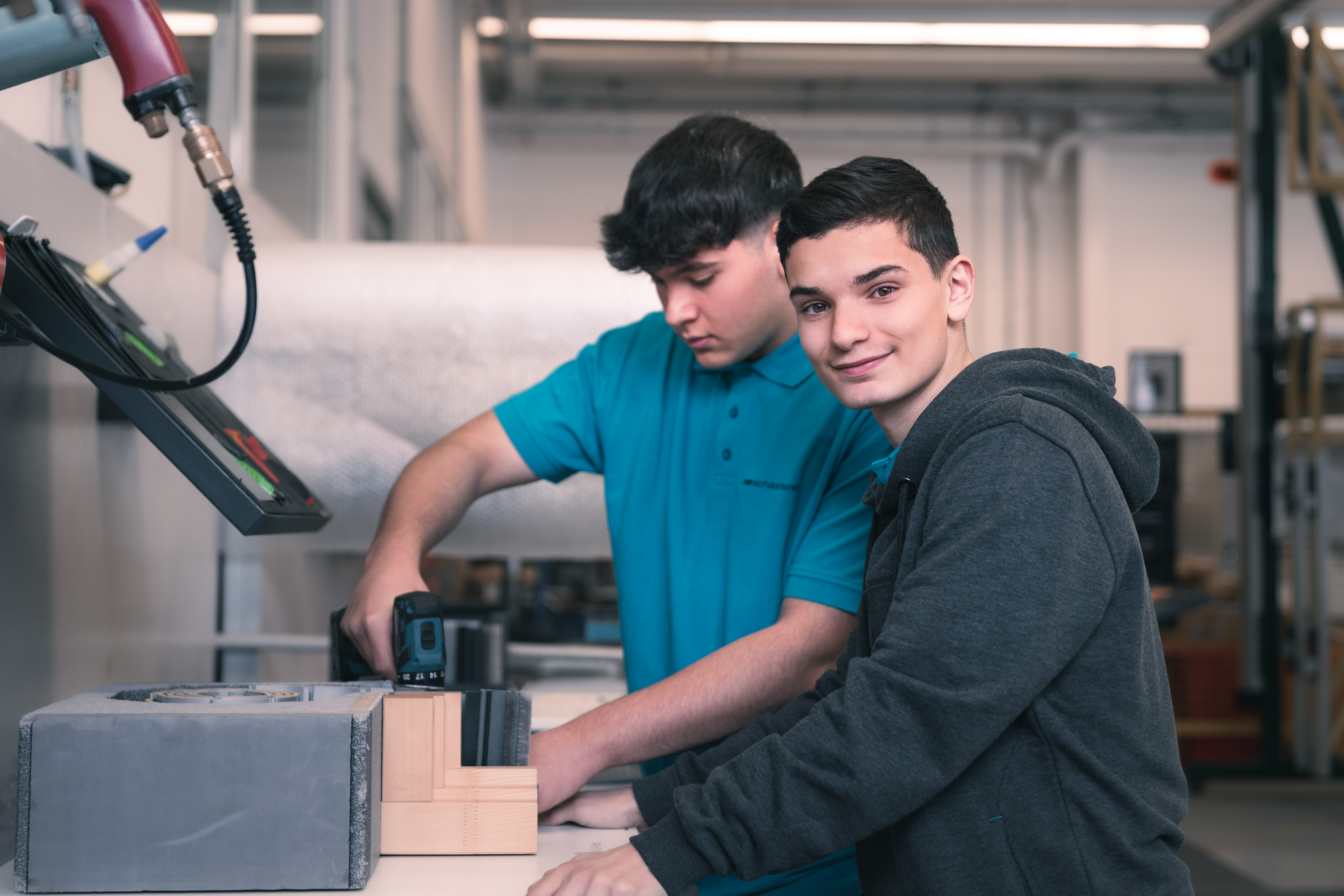 Lehrlinge bei der Ausbildung