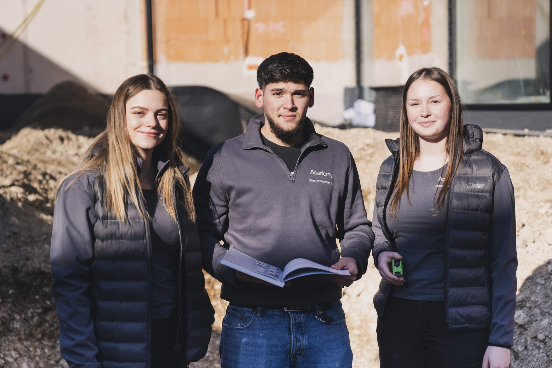 Lehrlinge bei der Ausbildung auf der Baustelle